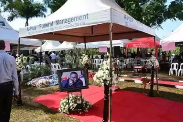 Too Much Money!! Young Billionaire Who Died At Age 40 Buried With Bundle Of Cash (See Photos + Video)